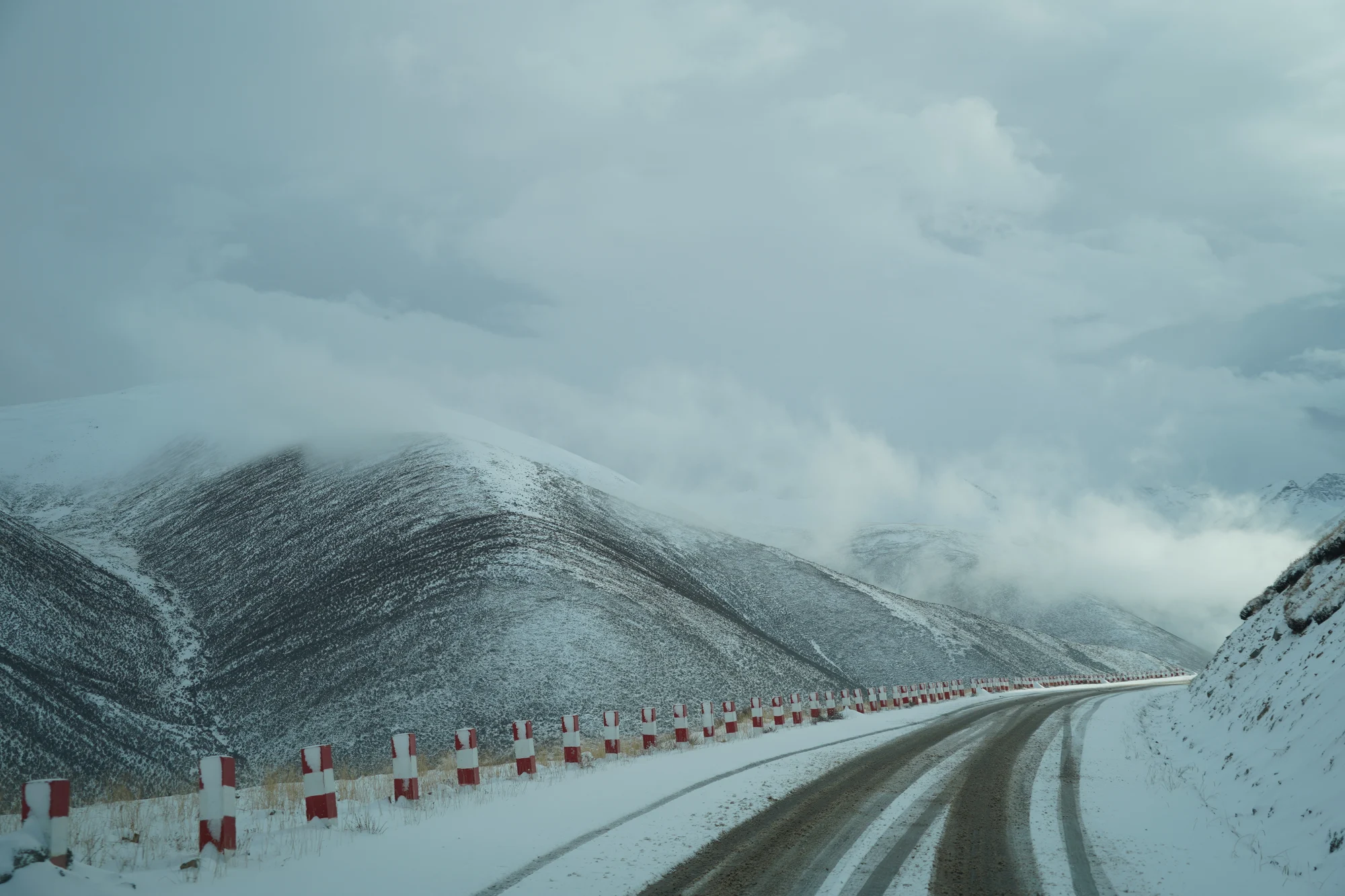 雪山、后视镜与雪路