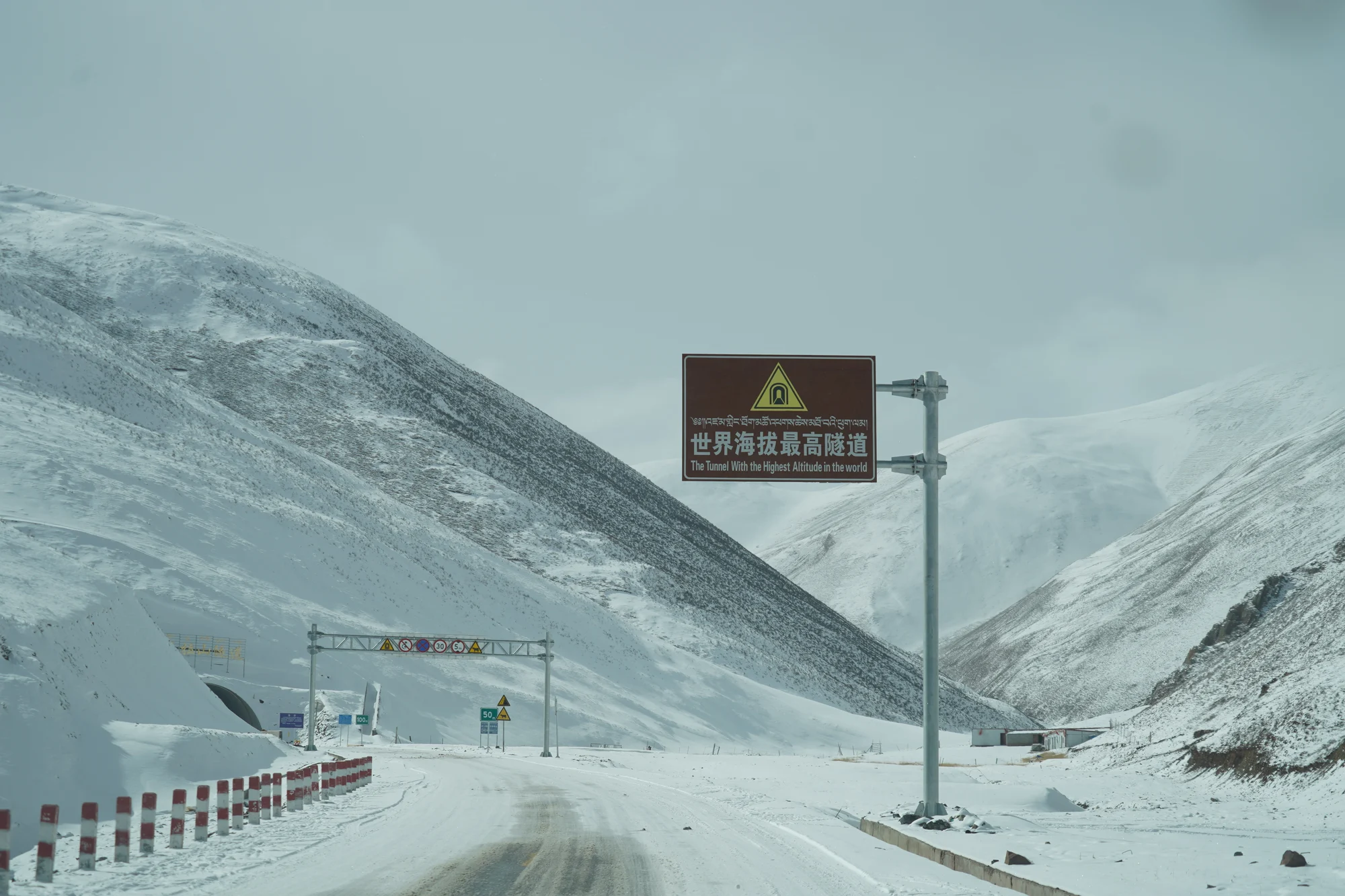 雪山、后视镜与雪路