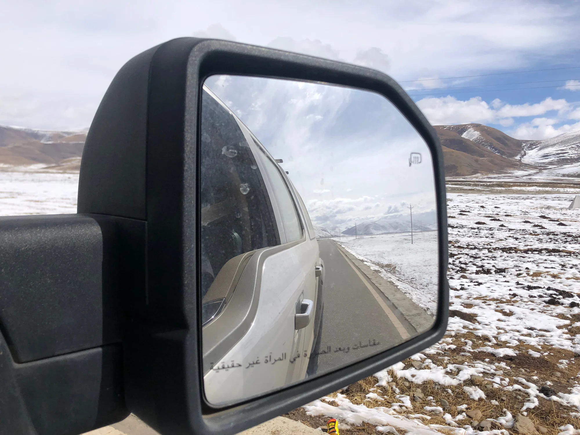 雪山、后视镜与雪路