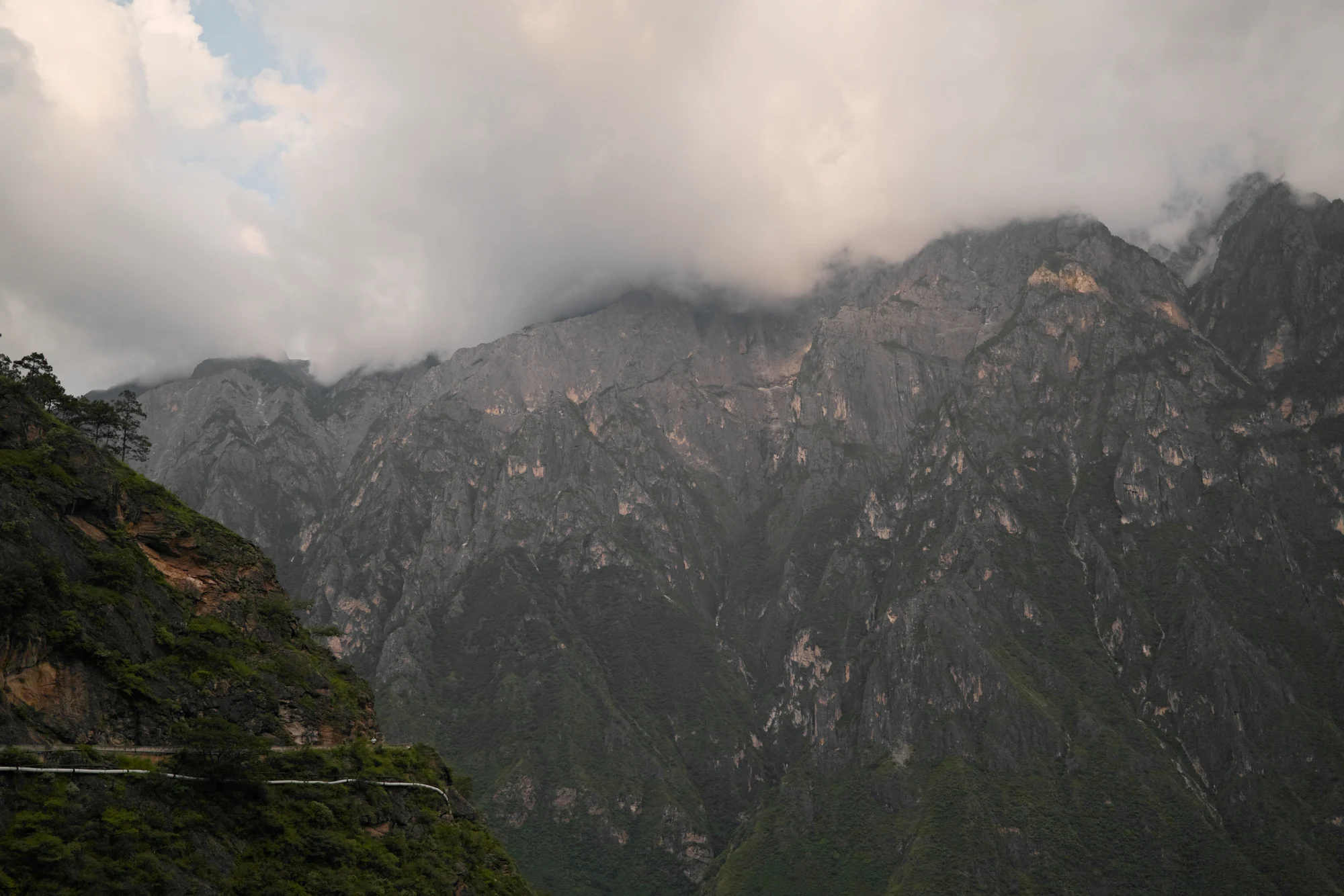 山间徒步与群山