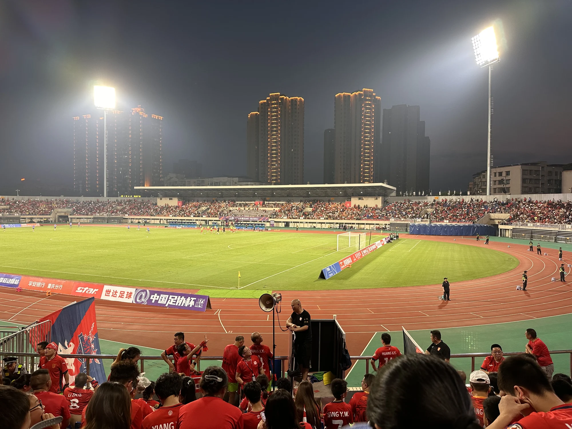 足球现场与演出舞台