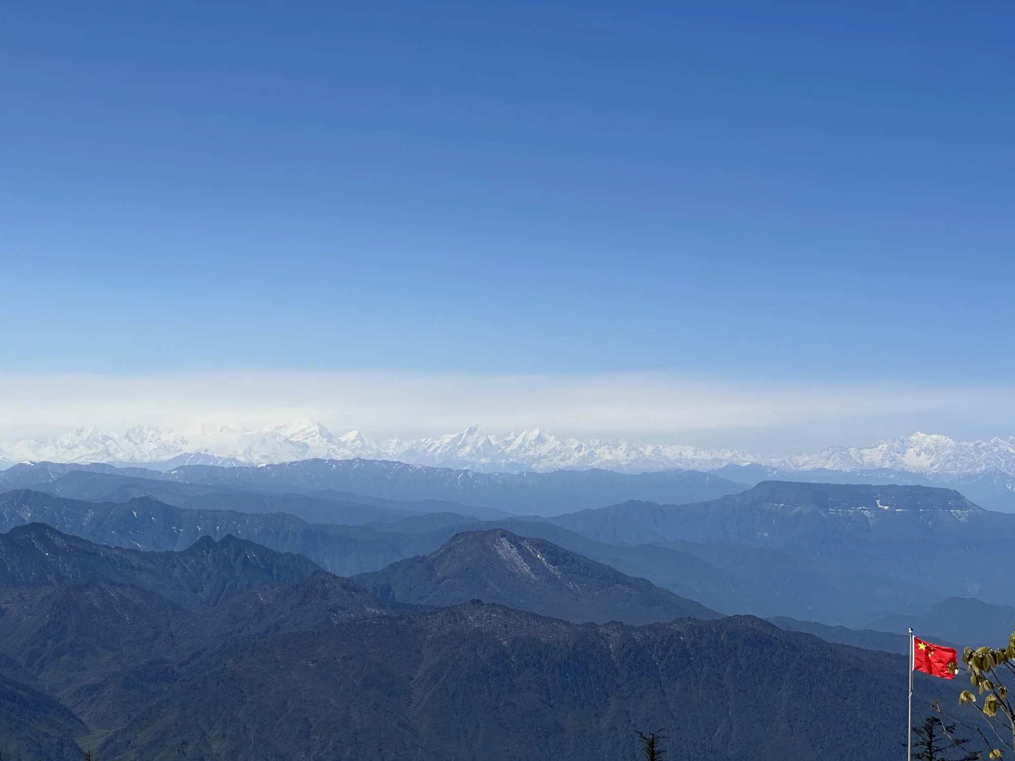 山间徒步与群山