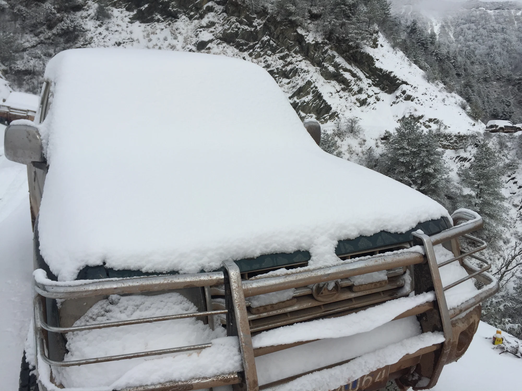 单车远行与雪后的车